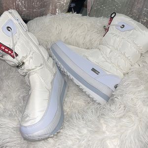BRAND NEW Yasen White Winter Boots